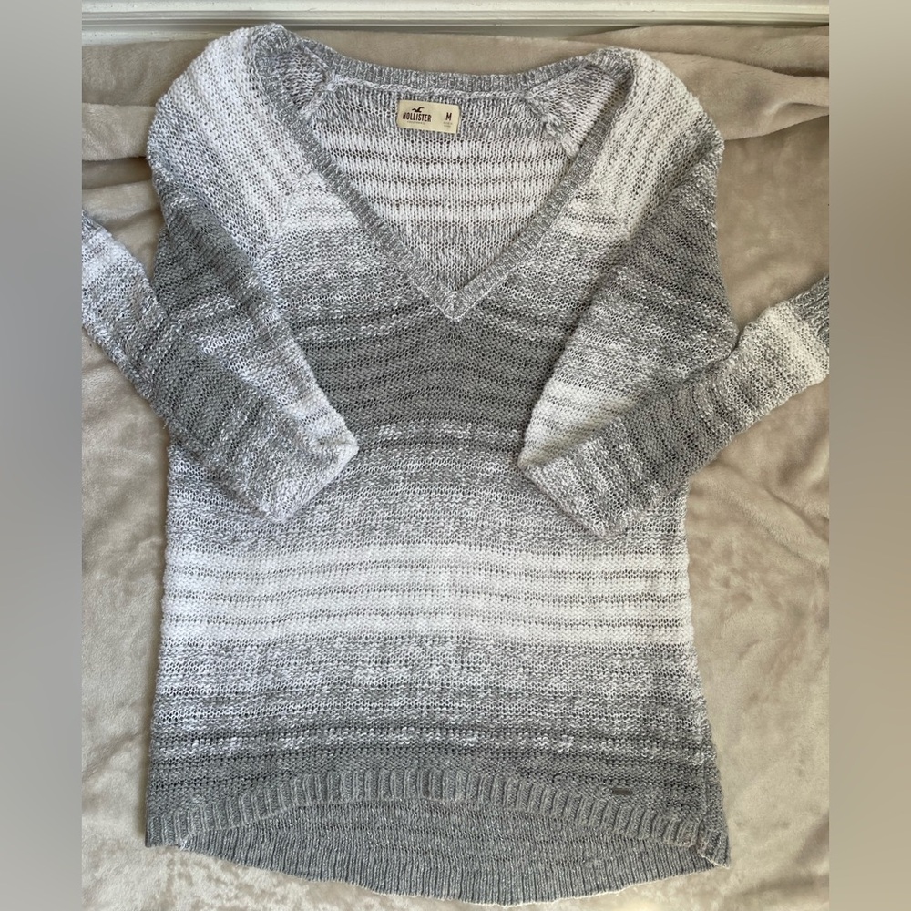 Hollister Gray and White Ombre V-Neck Sweater Size‎ M